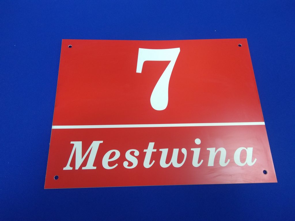 Tabliczka z numerem domu i nazwą ulicy wykonana z laminatu grawerskiego.